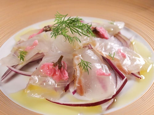 真鯛と桜のカルパッチョ